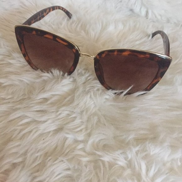 ❌SOLD!❌Tortoise Shell Sunglasses - Picture 2 of 3